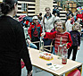 Neugieriges experimentieren bei der Kinderbuchparty 2005