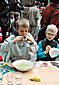Neugieriges experimentieren bei der Kinderbuchparty 2005
