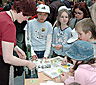 Neugieriges experimentieren bei der Kinderbuchparty 2005